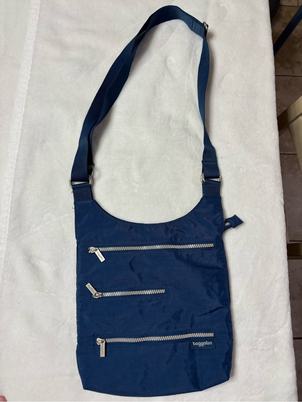 Baggallini Navy Blue Women’s Crossbody Messenger Bag